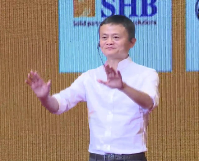 
Tỷ phú Jack Ma biểu diễn một động tác Kung Fu
