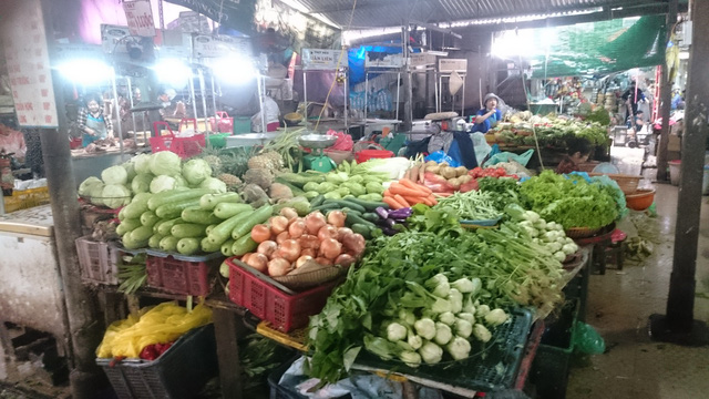 Đà Nẵng: Mưa lũ kéo dài, giá rau xanh tăng chóng mặt