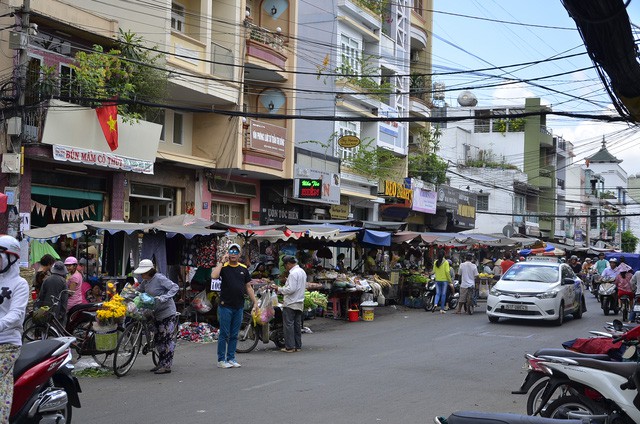 Vỉa hè đường Cô Giang bị lấn chiếm buôn bán gây ảnh hưởng đến giao thông (ảnh Đình Thảo)