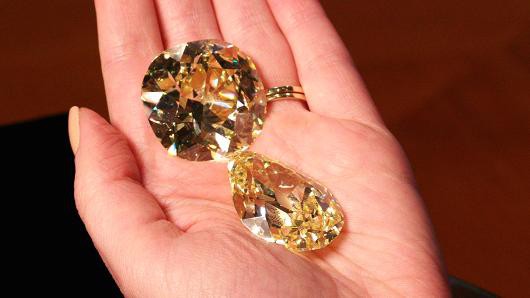 Trọng lượng của viên kim cương lớn hơn là 102,54 carat và viên nhỏ hơn là 82,47 carat. (Nguồn: CNBC)