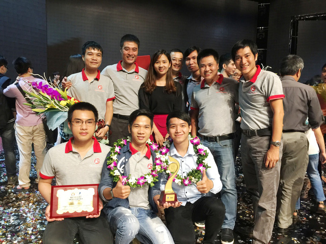Nhóm tác giả dự án Rada nhận giải nhì Giải thưởng Nhân tài đất Việt dành cho lĩnh vực công nghệ thông tin