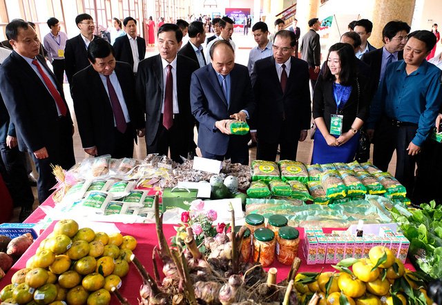 Thủ tướng Chính phủ thăm quan một gian hàng triển lãm nông sản tại Bắc Kạn