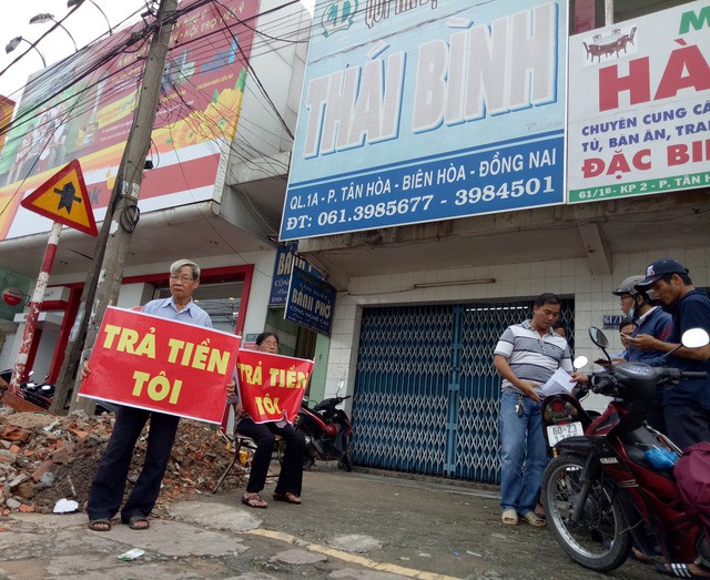 
Người dân giăng biểu ngữ đòi tiền trước trụ sở Quỹ tín dụng nhân dân Thái Bình (ảnh: Vĩnh Thủy).
