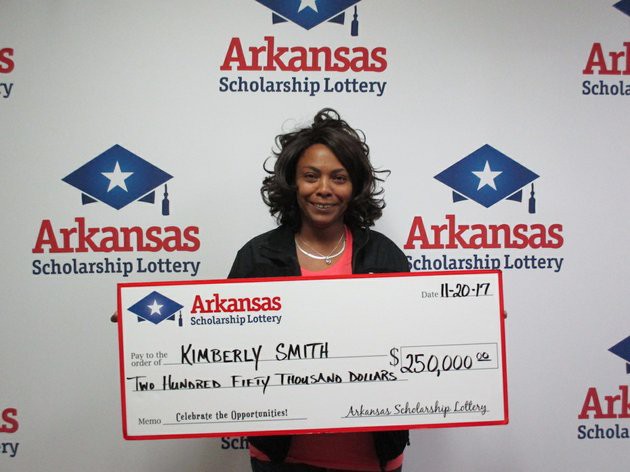  Bà KimBerly Smith nhận giải 250.000 USD tại công ty xổ số thành phố Little Rock, bang Arkansas, Hoa Kỳ. (Nguồn: Arkansas Scholarship Lottery)