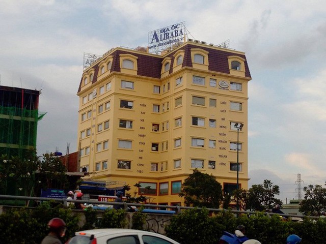 Công ty cổ phần địa ốc Alibaba Tây Bắc, trên đường Kha Vạn Cân, quận Thủ Đức (ảnh Công Quang)