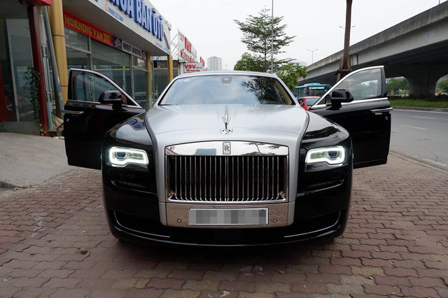 Rolls Royce Ghost 30 tỷ đồng rao bán trên vỉa hè Hà Nội