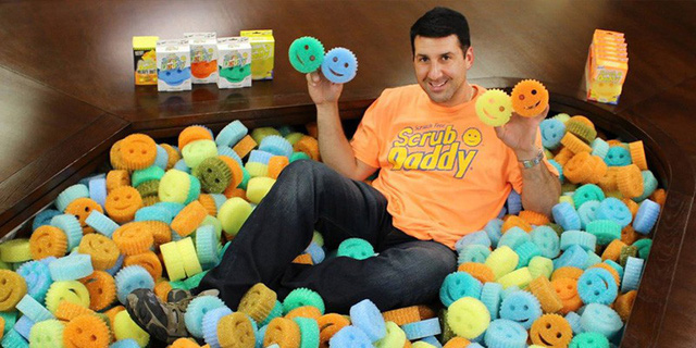 
Ông Aaron Krause, CEO của Scrub Daddy và miếng bọt biển cọ rửa thần kỳ. (Nguồn: yourstory.com)
