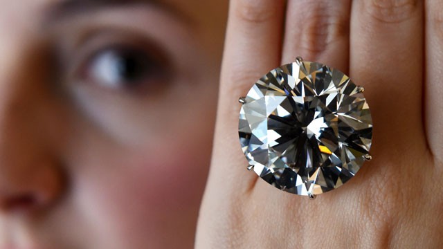 Đấu giá viên kim cương tròn lớn nhất nặng 110,92 carat
