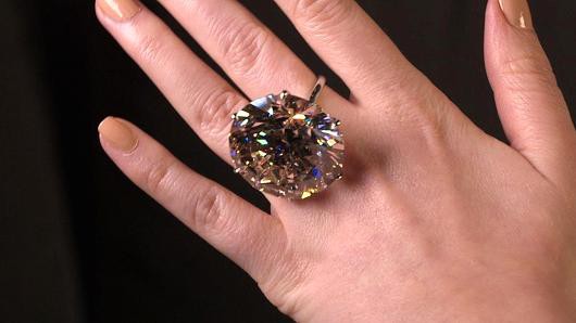 Viên kim cương có màu hơi ngả nâu vàng. (Nguồn: CNBC)