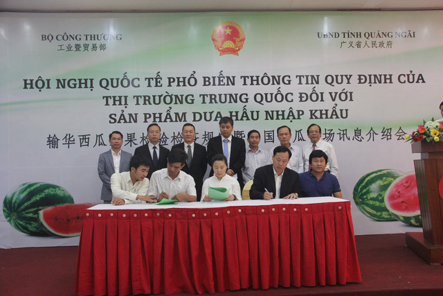 Doanh nghiệp Trung Quốc và doanh nghiệp Việt Nam ký kết hợp đồng nguyên tắc trong việc thu mua dưa hấu