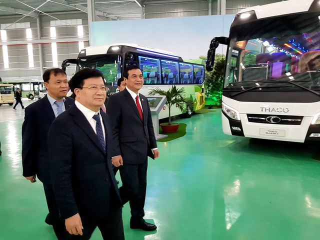 Phó Thủ tướng Trịnh Đình Dũng tham quan nhà máy ô tô buýt Thaco