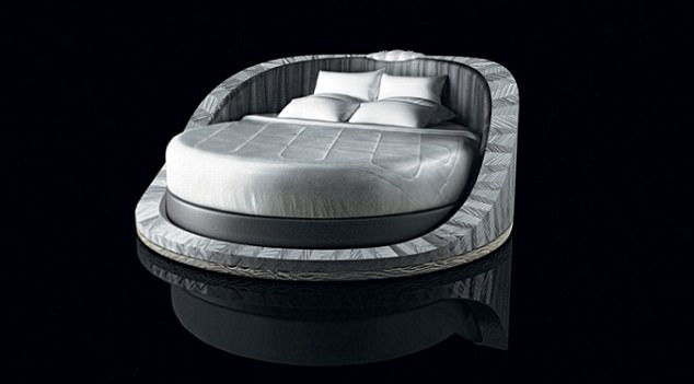 Chiếc giường Panoramic State được sản xuất theo đơn đặt hàng từ công ty Savoir của Anh có giá gần 2,3 tỷ đồng. (Nguồn: DM)