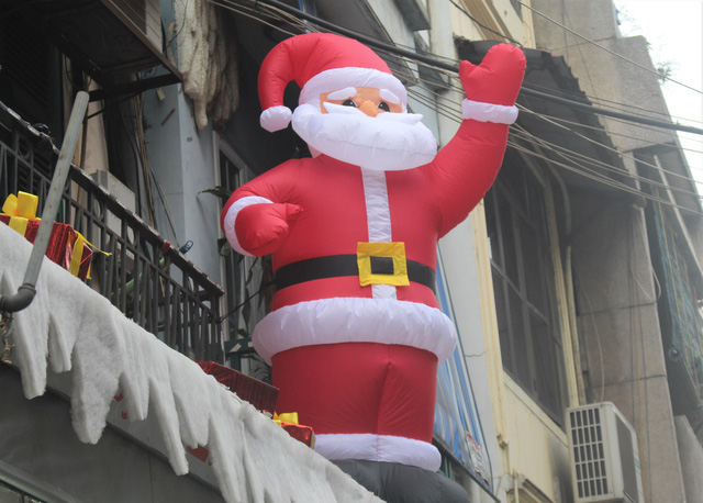 Ông già Noel bơm hơi được bày trên mái nhà có giá 3 triệu đồng. (Ảnh: Hồng Vân)