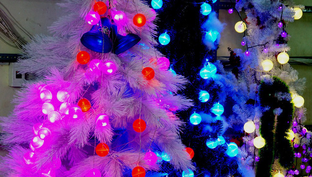 Năm nay, các mẫu đèn chớp mới “âm thầm” bán chạy. Dao động từ 300.000 đến 400.000 đồng vẫn rất hút hàng khi lễ Giáng sinh gần kề