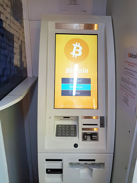 Nhiều khách nước ngoài cũng tham gia mua bán Bitcoin tại các ATM Bitcoin.