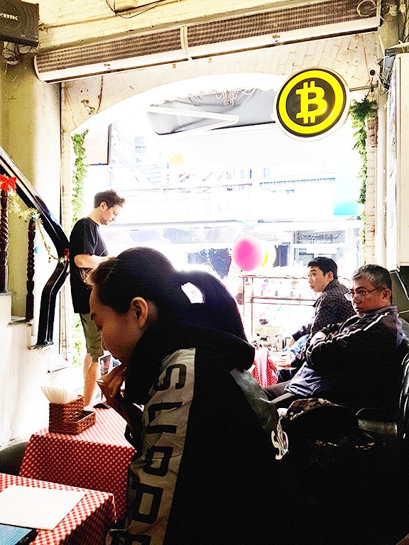Việc thực hiện mua bán Bitcoin diễn ra đơn giản trên ATM Bitcoin tại TPHCM