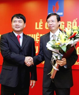 
Ông Đinh La Thăng từng trao quyết định bổ nhiệm chức vụ Tổng giám đốc PVN cho ông Phùng Đình Thực
