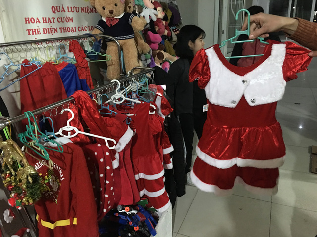 Quần áo Noel cho trẻ em giá cao nhưng vẫn bán khá tốt