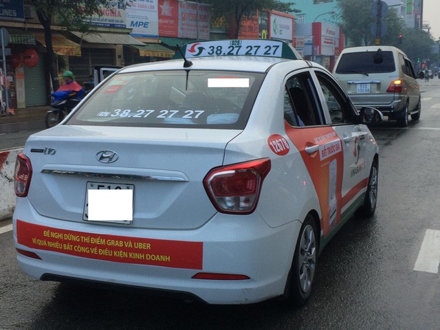 Hồi tháng 10/2017, xe của hãng taxi Vinasun treo băng rôn phản đối Grab, Uber