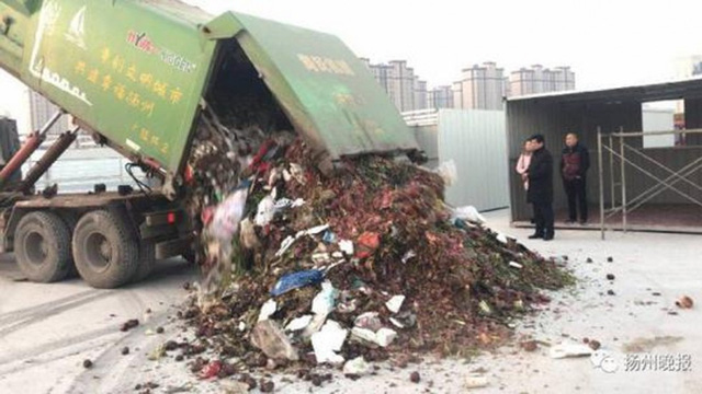 Công nhân tại một cơ sở phân hủy chất thải ở miền đông Trung Quốc đã bới 13 tấn rác để tìm một chiếc nhẫn kim cương trị giá hơn 16.000 USD. (Nguồn:News.163.com)