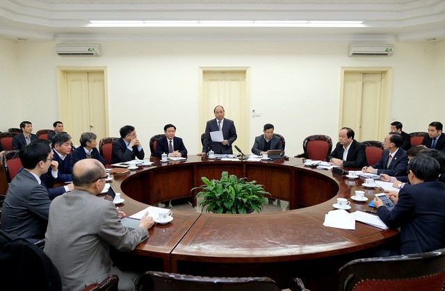
Thủ tướng chia sẻ tâm tư với các chuyên gia là thành viên Tổ tư vấn ngày 23/12 (ảnh VGP)
