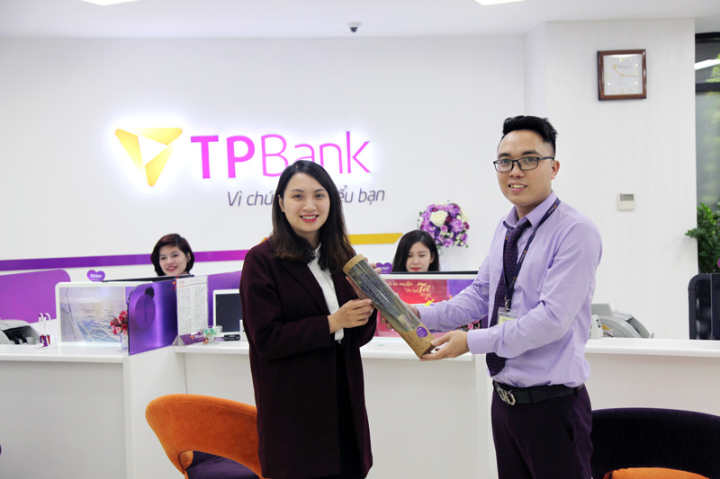 TPBank gửi tặng hàng nghìn món quà cho khách hàng nữ ngày 8/3