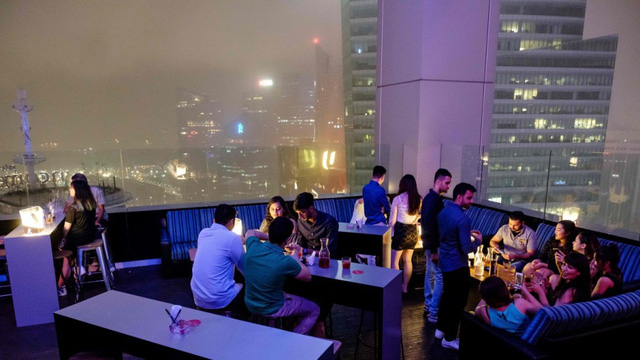 Các khách hàng thưởng thức rượu tại quán bar Skyline và ngắm nhìn thành phố đón năm mới từ trên cao. (Nguồn: AFP)