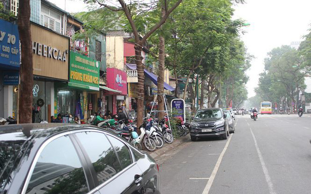 
Một dự án chưa triển khai trên phố Lý Thường Kiệt trở thành nơi đỗ xe trong giờ hành chính.
