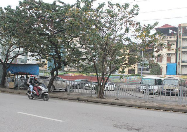 
Bãi xe của công ty CP Đồng Xuân trên đường Trần Quang Khải (Hoàn Kiếm) cũng thưa thớt xe hơn bình thường.
