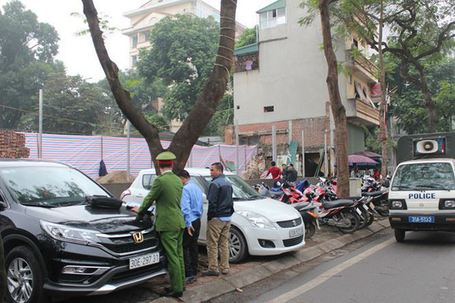 
Trên tuyến phố Lý Thường Kiệt, lực lượng công an phường liên tục xử phạt các trường hợp đỗ xe trên vỉa hè.

