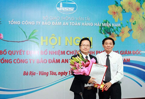 Ông Phạm Tuấn Anh (trái) lúc nhận quyết định bổ nhiệm vào tháng 2/2014.
