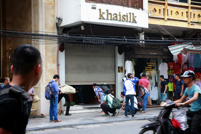 
Cửa hàng của Khaisilk tại số 113 Hàng Gai đã đóng cửa sau sự cố cắt mác hàng nhập từ Trung Quốc để gắn hàng sản xuất ở Việt Nam.
