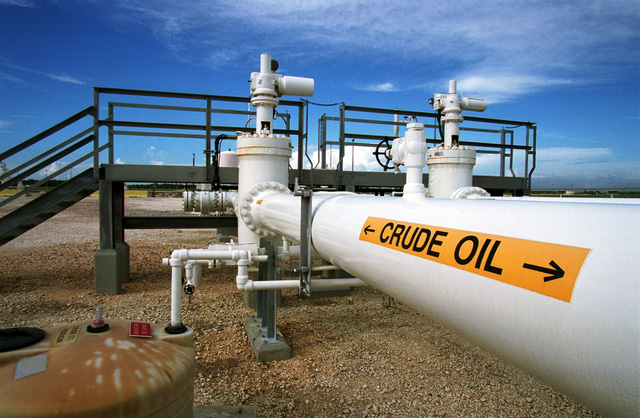 Chạm mức 70 USD/thùng, giá dầu có nguy cơ tụt giảm