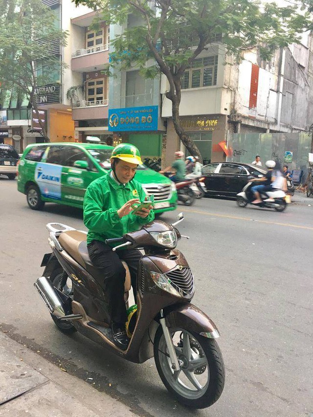 
Ông Hồ Huy - Chủ tịch HĐQT của Mai Linh đích thân chạy xe ôm để phục vụ khách hàng.
