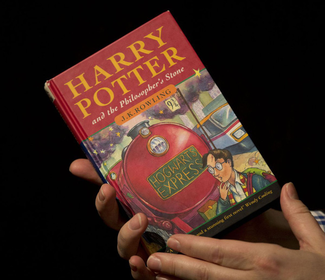 Ấn bản đầu tiên của loạt tiểu thuyết Harry Potter trị giá gần 1,3 tỷ đồng vừa bị đánh cắp tại Anh. (Nguồn: Mashable)