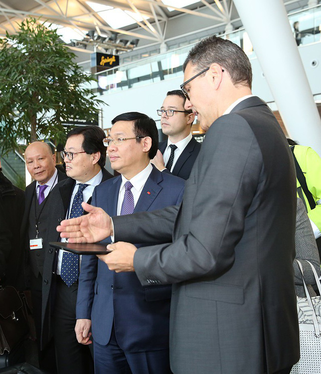 Phó Thủ tướng Vương Đình Huệ làm việc tại sân bay quốc tế Zurich - Thụy Sỹ