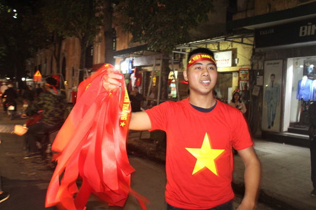 U23 Việt Nam vào chung kết, giới buôn áo, cờ đỏ sao vàng lãi đậm