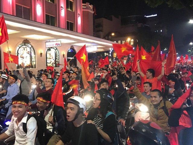 
Người hâm mộ đổ ra đường ăn mừng sau chiến thắng của đội tuyển U23 Việt Nam.

