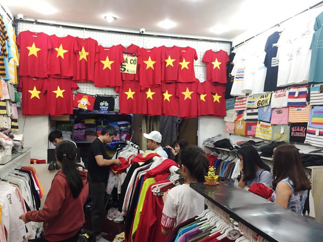 Người dân tấp nập mua hàng tại các cửa hàng bán áo thun cổ vũ đội tuyển bóng đá U23 Việt Nam