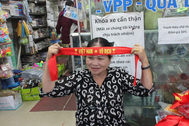Không chỉ các bạn trẻ mà những người già cũng rất háo hức để chuẩn bị cổ vũ cho U23 Việt Nam