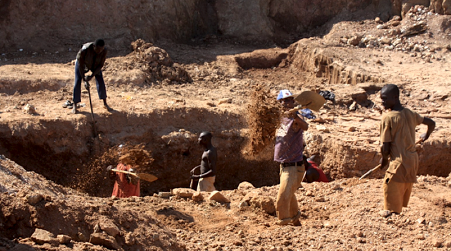 Các thợ mỏ khai thác thủ công kim cương ở mỏ Marange thuộc miền đông Zimbabwe. (Nguồn: Human Rights Watch)