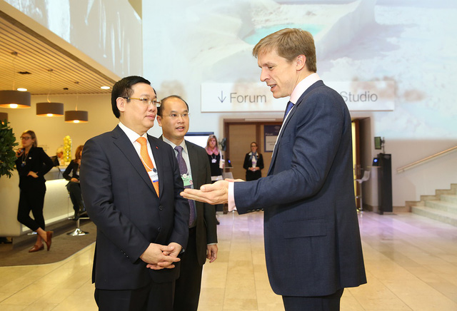 Phó Thủ tướng trao đổi với đại diện WEF bên lề Hội nghị