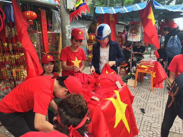 Người dân đổ xô đi mua cờ Tổ quốc, băng rôn để cổ vũ tình thần đội tuyển U23