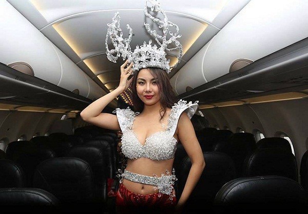 Việc đưa người mẫu diện bikini lên trình diễn lên chuyến bay chở U23 Việt Nam đã khiến Vietjet Air bị chỉ trích mạnh mẽ.