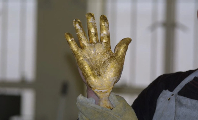 Bức tạc tượng bàn tay cựu Tổng thống Mandela nặng hơn 9 kg vàng ròng. (Nguồn: Malcolm Duncan)