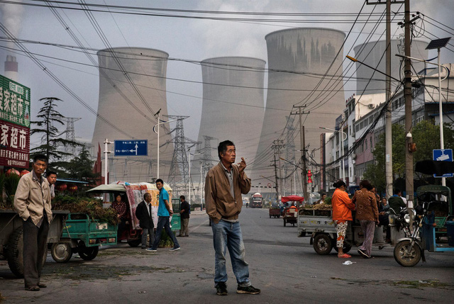 Nhà máy nhiệt điện than thải ra không khí ô nhiễm ở ngay cạnh khu chợ đông dân cư tại Trung Quốc. (Nguồn: Kevin Frayer/Getty Images)