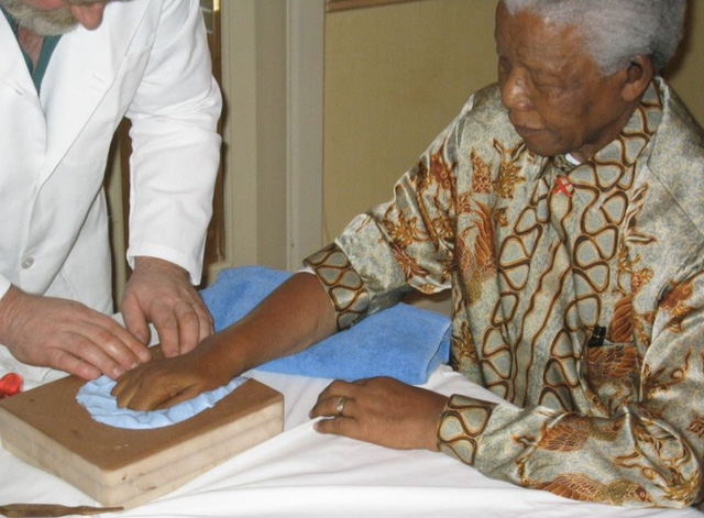 Ông Mandela đã ngồi hàng giờ đồng hồ để in bàn tay mình trong bước đầu làm bức tượng. (Nguồn: Malcolm Duncan)