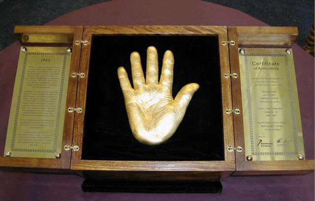 Tượng bàn tay vàng của ông Mandela có giá 13 triệu USD