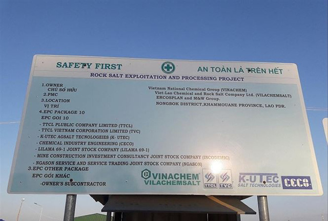
Bảng thông báo về dự án khai thác và chế biến muối mỏ tại Lào của Vinachem.
