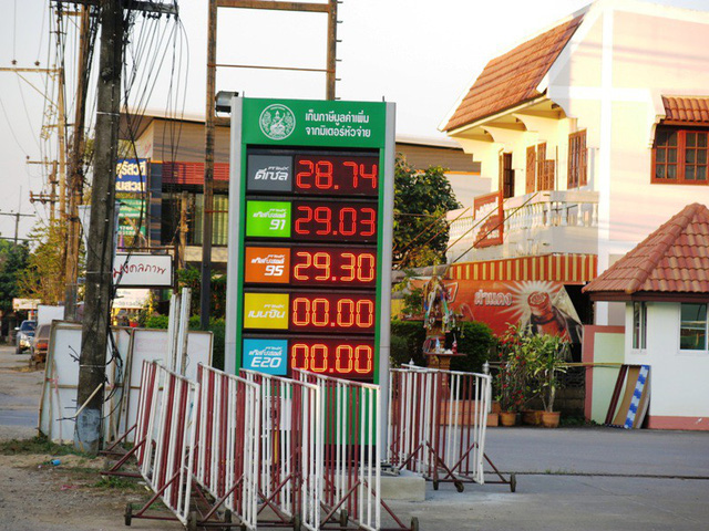 
Giá xăng ở Thái Lan đã không cao hơn ở Việt Nam, như ông cục trưởng cục Quản lý giá bộ Tài chính phát biểu trước báo chí, trái lại còn thấp hơn.
